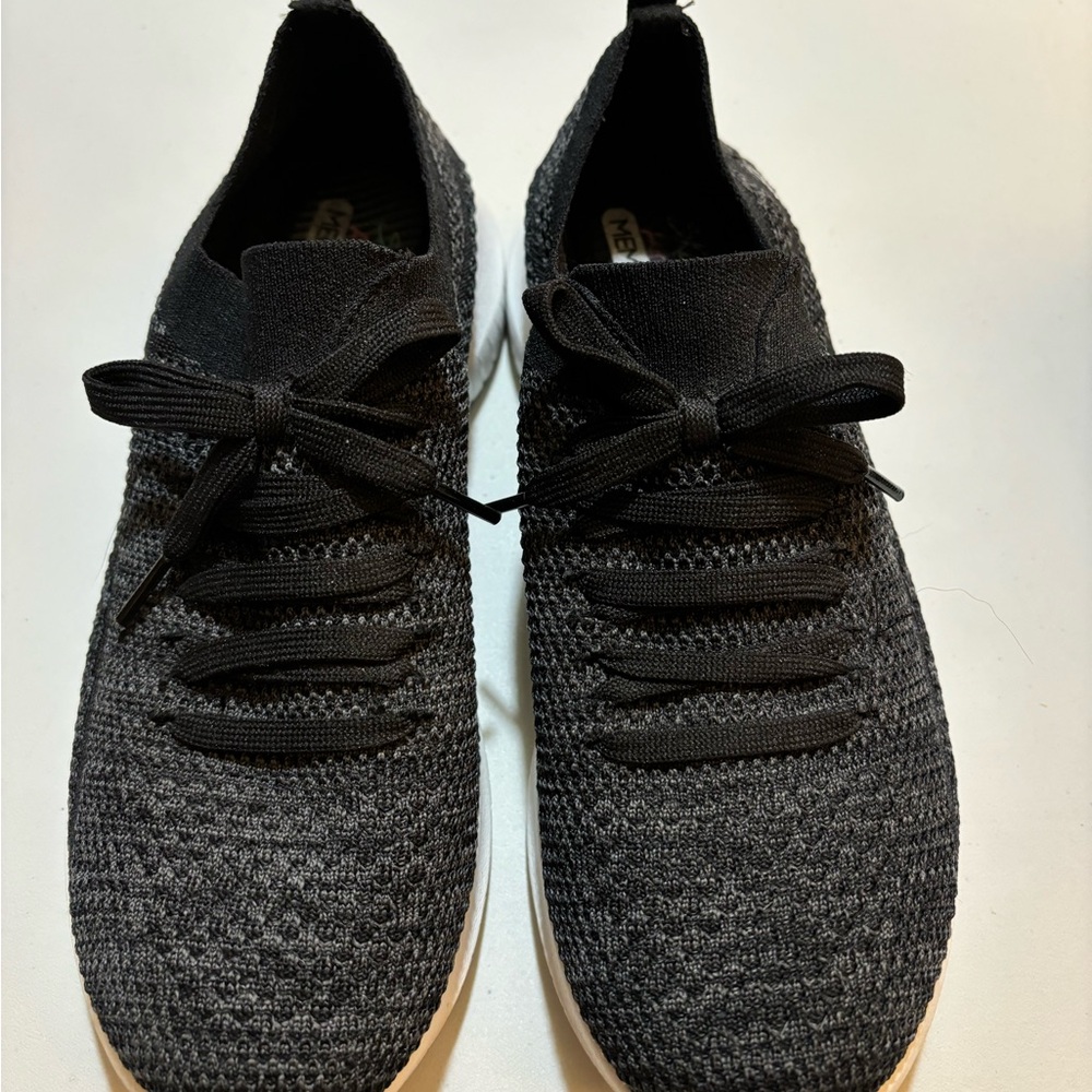 Women’s Black Knit Sketchers Athletic Shoes Size 9